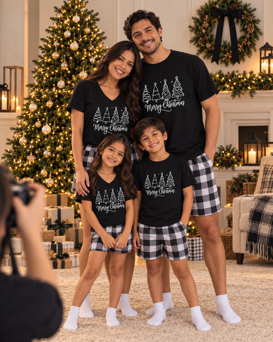 Familia con pijamas navideñas de manga corta y short a cuadros grises